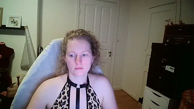 Snapshot of Girlnina-1995 chatting on 12-15-25, 07:18 Girlnina-1995 online show from 12-15-25, 07:18