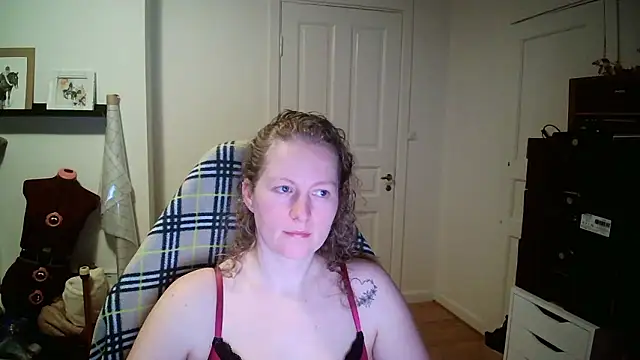 Girlnina-1995 online show from 01-14-26, 05:51