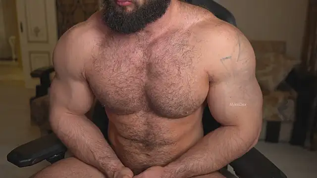 Snapshot of mike0xx chatting on 10-31-25, 09:32 mike0xx online show from 10-31-25, 09:32