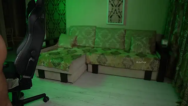 Snapshot of mike0xx chatting on 11-30-25, 11:14 mike0xx online show from 11-30-25, 11:14