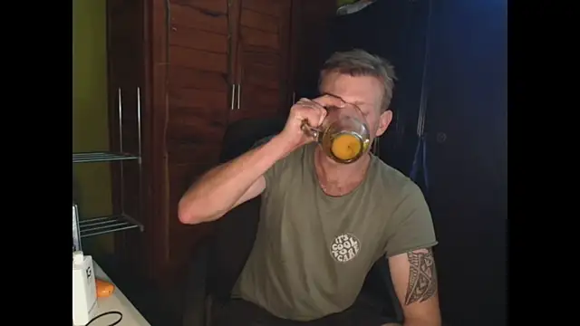 Snapshot of the-billy-blue chatting on 12-16-25, 08:52 the-billy-blue online show from 12-16-25, 08:52