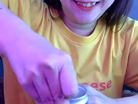 Snapshot of Bee_2k chatting on 02-14-25, 05:19 Bee 2k online show from 02-14-25, 05:19