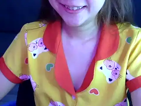 Snapshot of Bee_2k chatting on 09-28-25, 04:40 Bee 2k online show from 09-28-25, 04:40