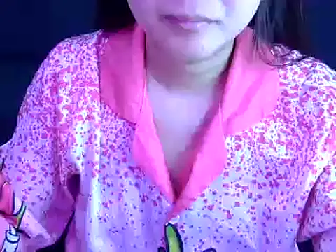 Snapshot of Bee_2k chatting on 09-30-25, 04:50 Bee 2k online show from 09-30-25, 04:50