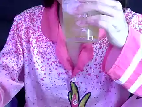 Snapshot of Bee_2k chatting on 10-19-25, 04:46 Bee 2k online show from 10-19-25, 04:46