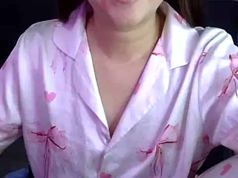 Snapshot of Bee_2k chatting on 10-23-25, 05:18 Bee 2k online show from 10-23-25, 05:18