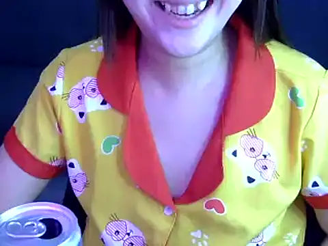 Snapshot of Bee_2k chatting on 10-24-25, 04:31 Bee 2k online show from 10-24-25, 04:31