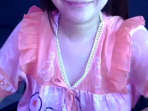 Snapshot of Bee_2k chatting on 10-28-25, 06:17 Bee 2k online show from 10-28-25, 06:17