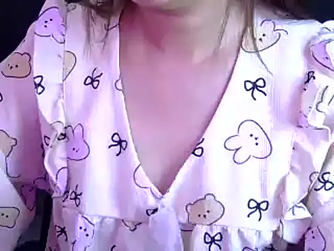 Snapshot of Bee_2k chatting on 12-21-25, 05:03 Bee 2k online show from 12-21-25, 05:03