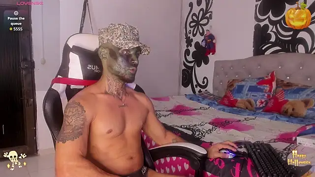 Snapshot of yomo95 chatting on 10-31-25, 10:44 yomo95 online show from 10-31-25, 10:44