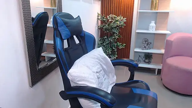 Snapshot of Kenya--Buhle chatting on 09-20-25, 11:11 Kenya--Buhle online show from 09-20-25, 11:11
