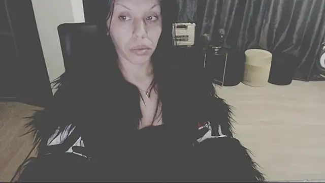 Snapshot of GoldenSasha chatting on 12-01-25, 10:15 GoldenSasha online show from 12-01-25, 10:15