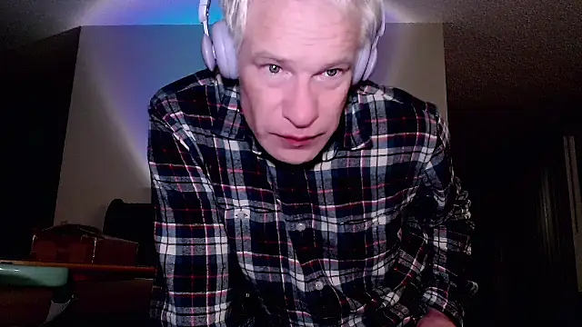 Snarfle82 online show from 10-26-25, 04:40