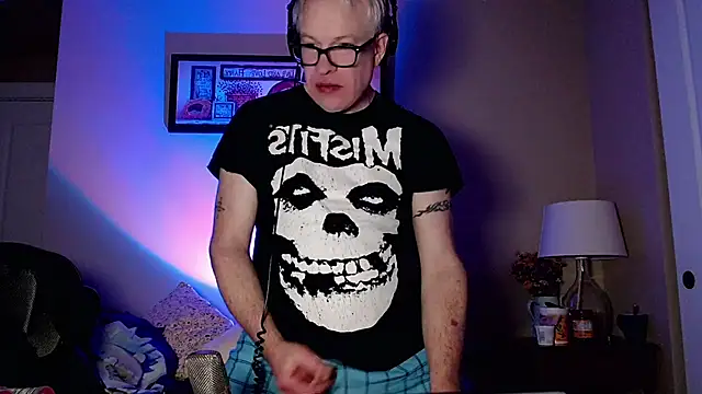 Snarfle82 online show from 11-23-25, 02:17