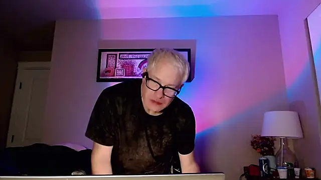 Snarfle82 online show from 11-30-25, 07:56