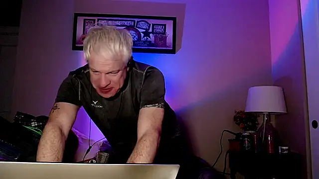 Snarfle82 online show from 12-15-25, 08:51