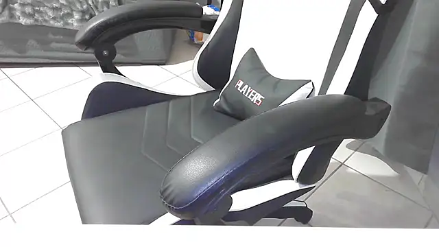 Snapshot of simoninside25 chatting on 09-18-25, 09:06 simoninside25 online show from 09-18-25, 09:06