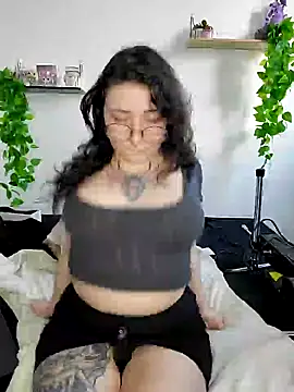 Snapshot of Moxxxie chatting on 02-26-25, 04:35 Moxxxie online show from 02-26-25, 04:35