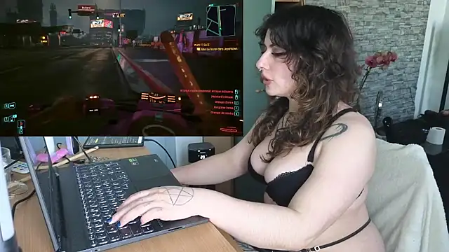 Snapshot of Moxxxie chatting on 10-28-25, 04:20 Moxxxie online show from 10-28-25, 04:20