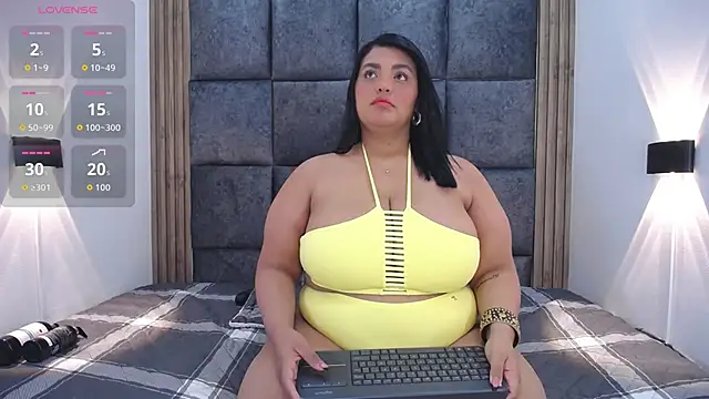 Snapshot of AmandaRousel chatting on 10-29-25, 02:41 AmandaRousel online show from 10-29-25, 02:41