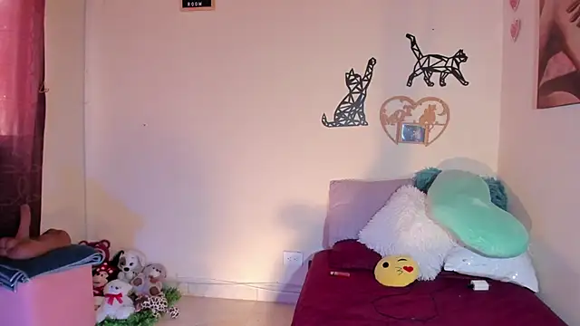 Snapshot of annyluna1 chatting on 10-15-25, 04:18 annyluna1 online show from 10-15-25, 04:18
