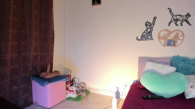 Snapshot of annyluna1 chatting on 10-21-25, 01:28 annyluna1 online show from 10-21-25, 01:28