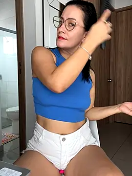 Snapshot of Verito_hot chatting on 10-19-25, 02:07 Verito hot online show from 10-19-25, 02:07