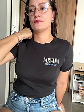 Snapshot of Verito_hot chatting on 12-17-25, 05:52 Verito hot online show from 12-17-25, 05:52