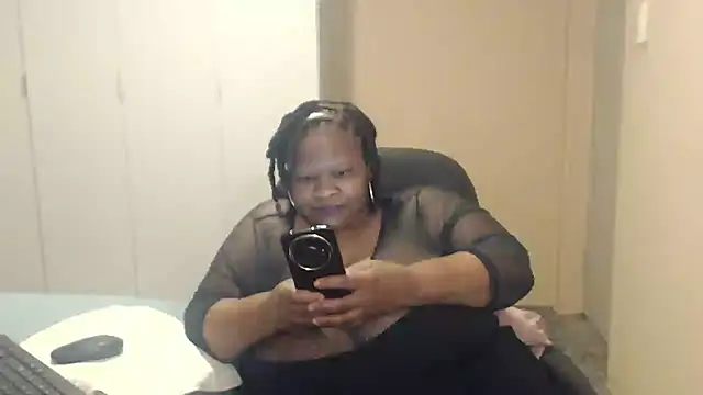 Snapshot of sweetnoziexx chatting on 09-24-25, 03:37 sweetnoziexx online show from 09-24-25, 03:37