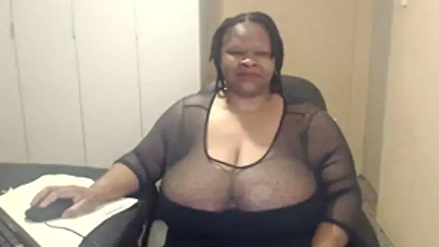 Snapshot of sweetnoziexx chatting on 10-28-25, 05:11 sweetnoziexx online show from 10-28-25, 05:11