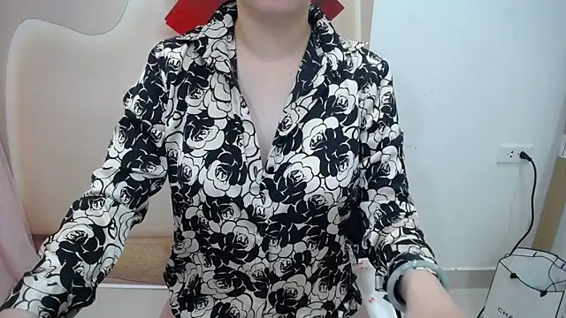 Snapshot of Leiershery chatting on 10-09-25, 01:14 Leiershery online show from 10-09-25, 01:14