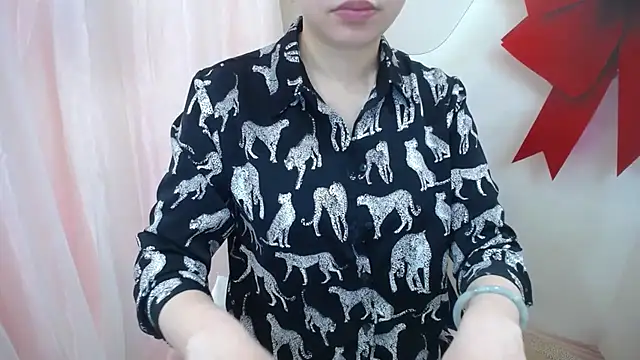 Snapshot of Leiershery chatting on 10-15-25, 01:17 Leiershery online show from 10-15-25, 01:17