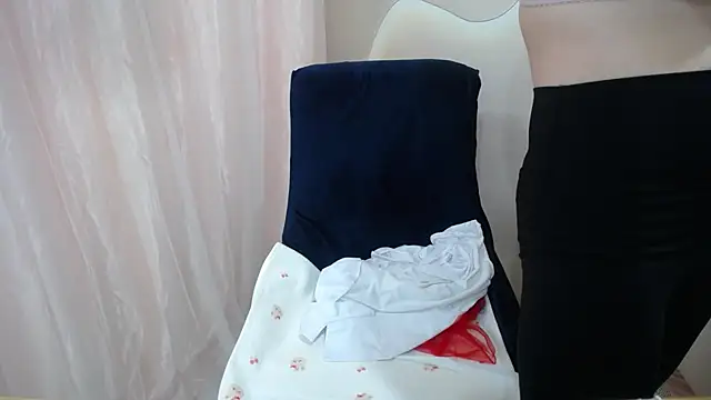 Snapshot of Leiershery chatting on 10-17-25, 12:47 Leiershery online show from 10-17-25, 12:47