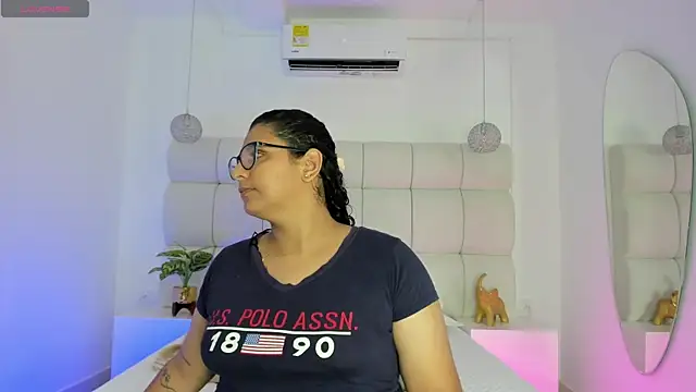 Snapshot of DanielleEvans_ chatting on 10-25-25, 11:29 DanielleEvans online show from 10-25-25, 11:29