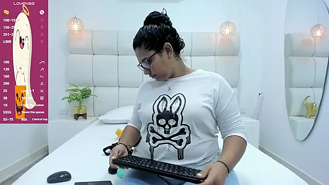 Snapshot of DanielleEvans_ chatting on 10-29-25, 11:23 DanielleEvans online show from 10-29-25, 11:23