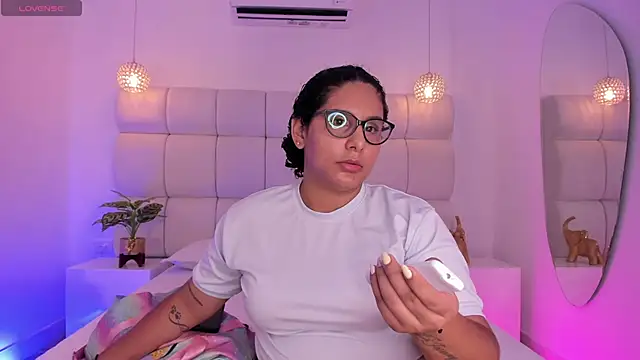 Snapshot of DanielleEvans_ chatting on 11-02-25, 11:23 DanielleEvans online show from 11-02-25, 11:23