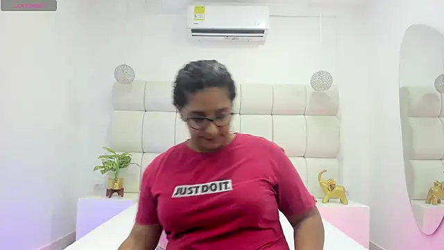 Snapshot of DanielleEvans_ chatting on 11-04-25, 11:31 DanielleEvans online show from 11-04-25, 11:31