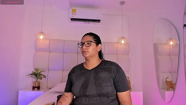 Snapshot of DanielleEvans_ chatting on 11-08-25, 11:21 DanielleEvans online show from 11-08-25, 11:21