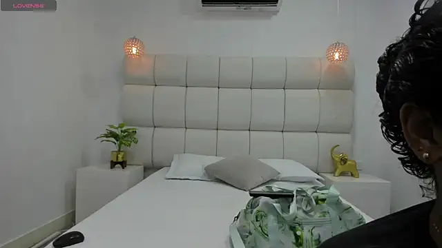 Snapshot of DanielleEvans_ chatting on 11-11-25, 11:21 DanielleEvans online show from 11-11-25, 11:21