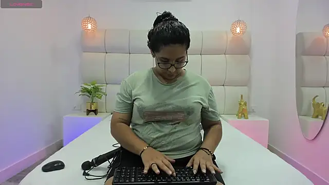 Snapshot of DanielleEvans_ chatting on 11-17-25, 11:27 DanielleEvans online show from 11-17-25, 11:27