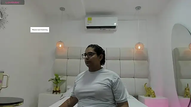 Snapshot of DanielleEvans_ chatting on 11-25-25, 11:21 DanielleEvans online show from 11-25-25, 11:21