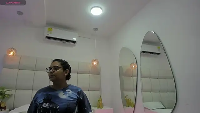 Snapshot of DanielleEvans_ chatting on 11-30-25, 11:14 DanielleEvans online show from 11-30-25, 11:14