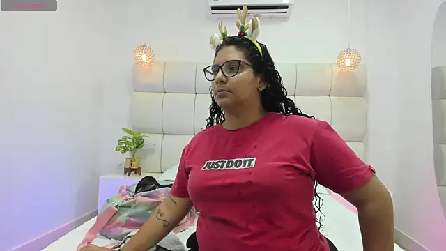 Snapshot of DanielleEvans_ chatting on 12-01-25, 11:26 DanielleEvans online show from 12-01-25, 11:26