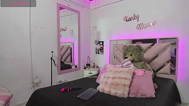 Snapshot of Karly_moon chatting on 09-13-25, 12:21 Karly moon online show from 09-13-25, 12:21