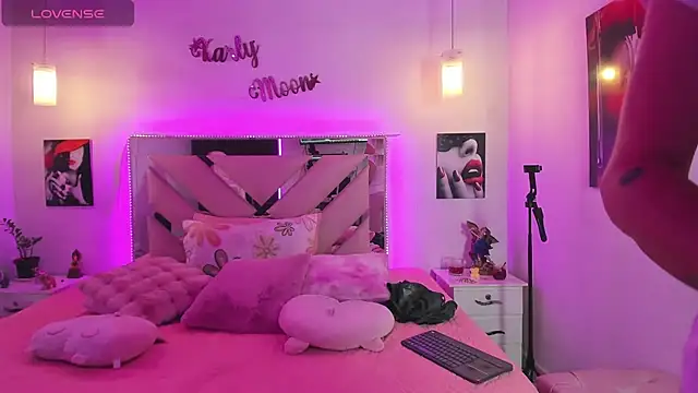 Karly moon online show from 11-19-25, 05:13