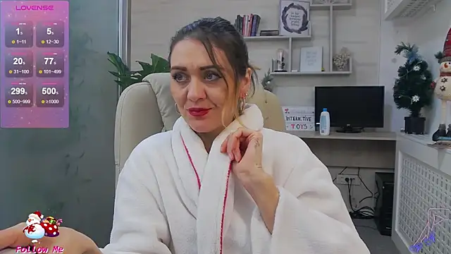 Snapshot of EllaMilf_ chatting on 12-19-24, 10:00 EllaMilf online show from 12-19-24, 10:00