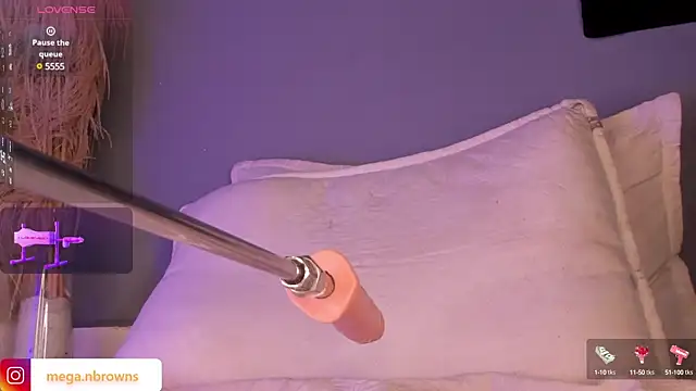 Snapshot of Megan_browns1 chatting on 03-21-25, 04:07 Megan browns1 online show from 03-21-25, 04:07