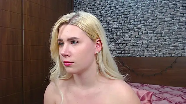 Snapshot of CuteBlondeMe chatting on 03-09-25, 08:52 CuteBlondeMe online show from 03-09-25, 08:52