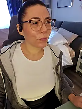 Snapshot of Ellie-L-Elizabeth chatting on 12-10-24, 03:44 Ellie-L-Elizabeth online show from 12-10-24, 03:44