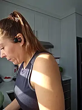 Snapshot of Ellie-L-Elizabeth chatting on 01-28-25, 04:30 Ellie-L-Elizabeth online show from 01-28-25, 04:30